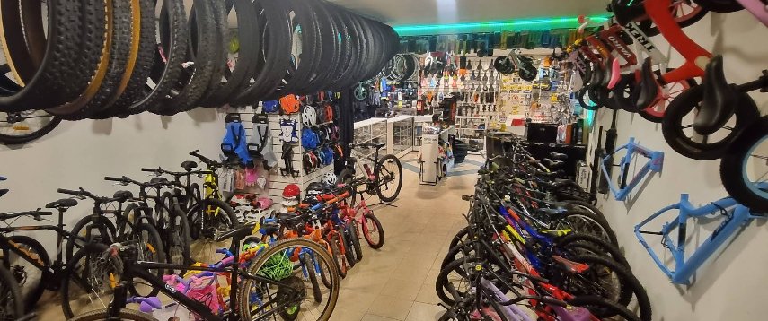 Interior de UFO Bike Shop, bicicletería en Yerba Buena, Tucumán, con bicicletas y accesorios