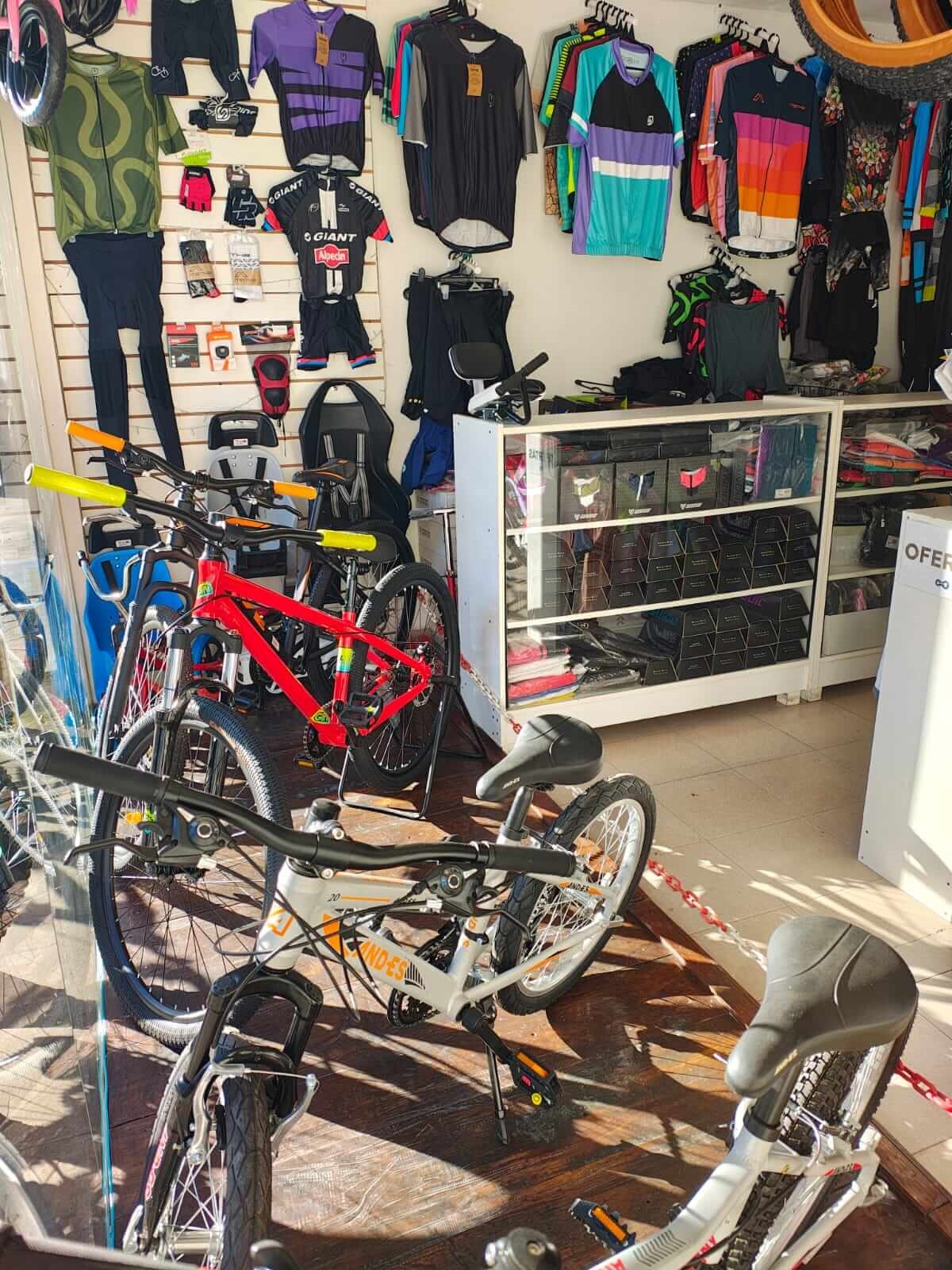 Indumentaria de ciclismo y bicicletas en UFO Bike Shop, Yerba Buena, Tucumán